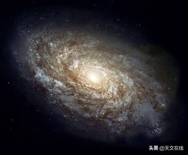 这颗巨型星系曾快速生长，却又无故消失，这让天文学家也感到困惑