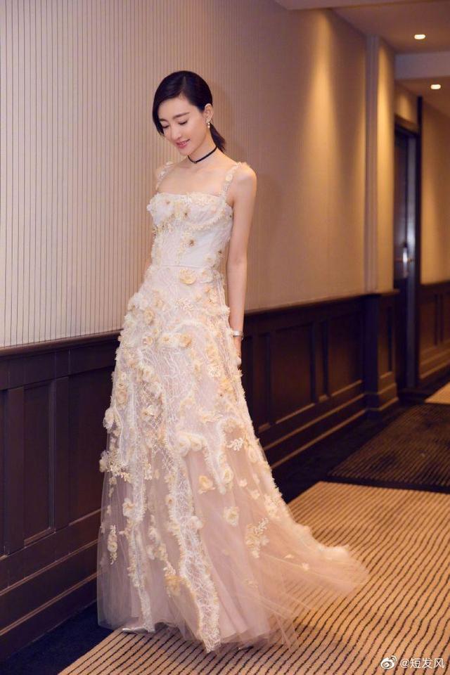 王丽坤身穿纯白长裙，周身缀满花蕾，真的好美呀！
