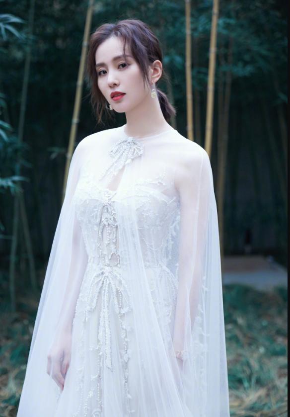 刘诗诗一袭白色薄纱裙仙女范十足，减龄又高级