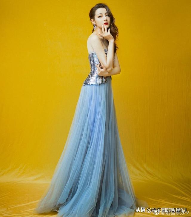 迪丽热巴穿水蓝色抹胸纱裙拍写真照，星星点点尽显妩媚娇艳。