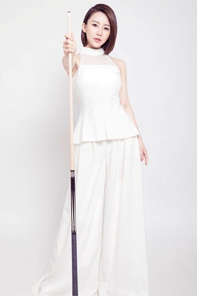潘晓婷高颜值真任性，白色上衣搭配黑色高腰半身裙，优雅又简约