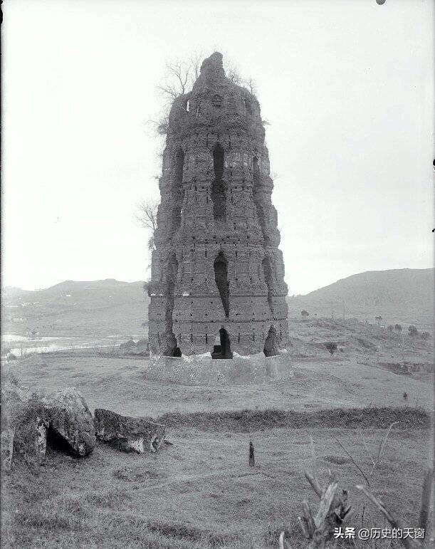 杭州雷峰塔，1910年拍摄。虽有些许破败，但也因此更有历史年代感