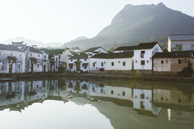 浙江一偏僻古老的村落，因综艺节目走红，依旧如被时光遗忘的画卷