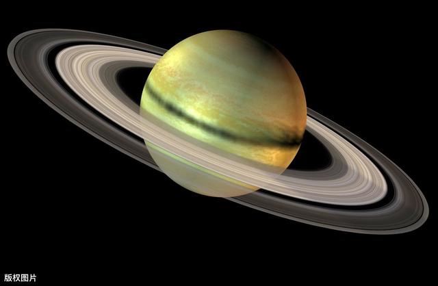 289681.92米高，土星被7层六边形雾霾覆盖，形状规律像“人造”