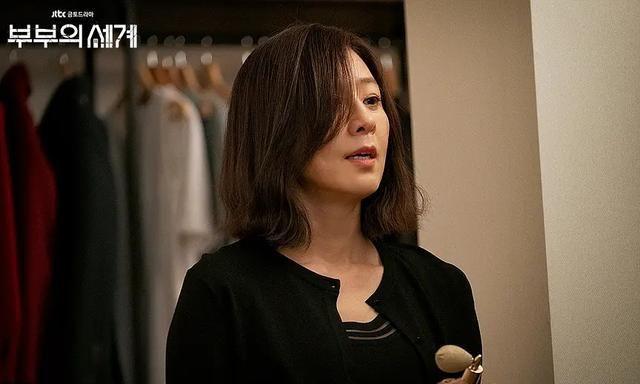 韩剧《夫妻的世界》：女人的中年危机，是四面楚歌