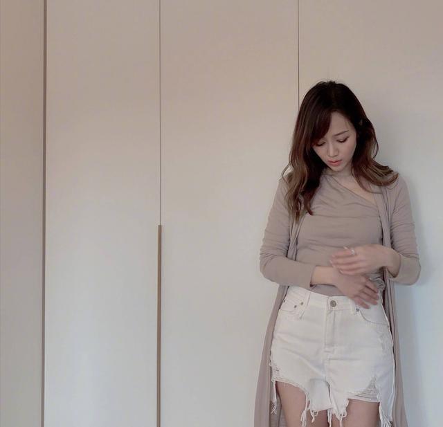 台湾女艺人侯佩芩，斜领上衣+毛边短裤超温柔，冻龄如少女