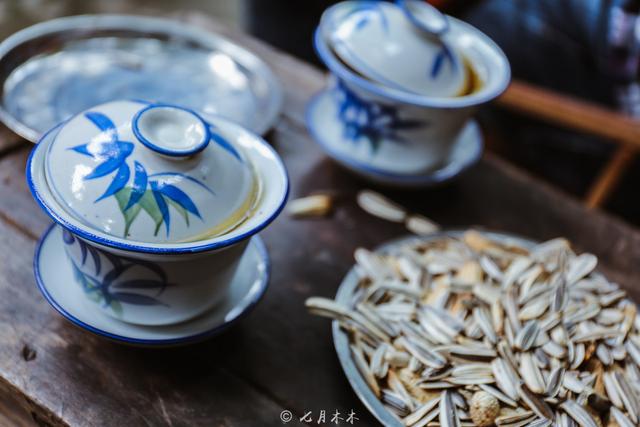 磁器口300多年的院子里，喝盏“盖碗茶”体味老茶馆那厚重的历史