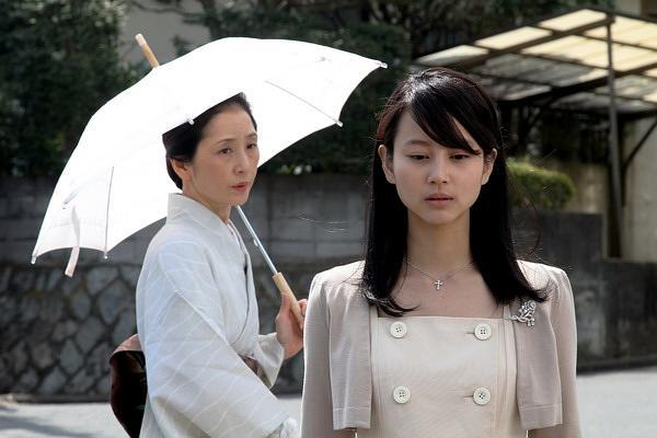 《白夜行》：两种畸形的家庭关系，是当时日本千万个家庭的缩影