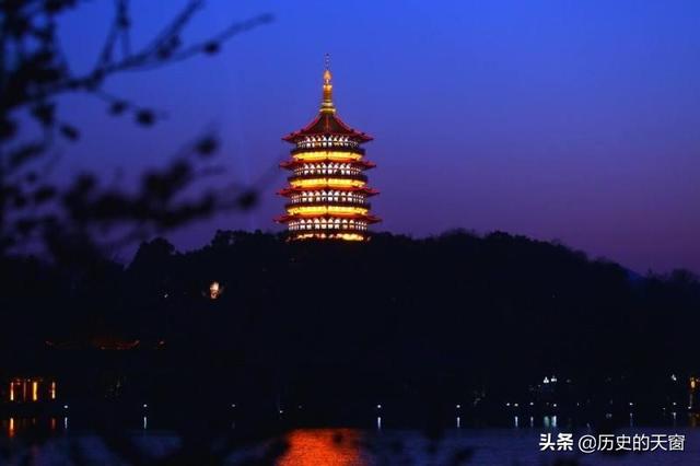 杭州雷峰塔，1910年拍摄。虽有些许破败，但也因此更有历史年代感