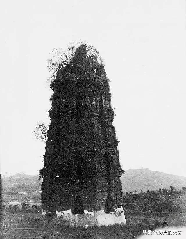 杭州雷峰塔，1910年拍摄。虽有些许破败，但也因此更有历史年代感