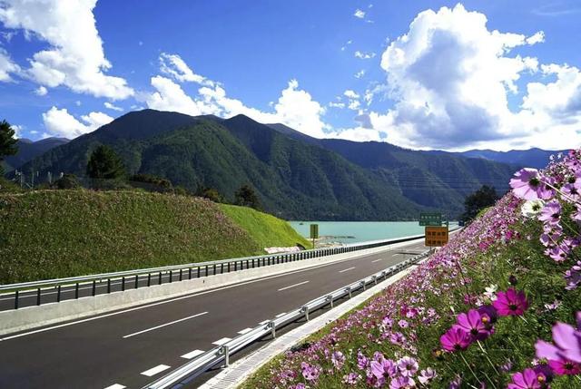 中国唯一不收费的高速公路，夏天自驾美爆了