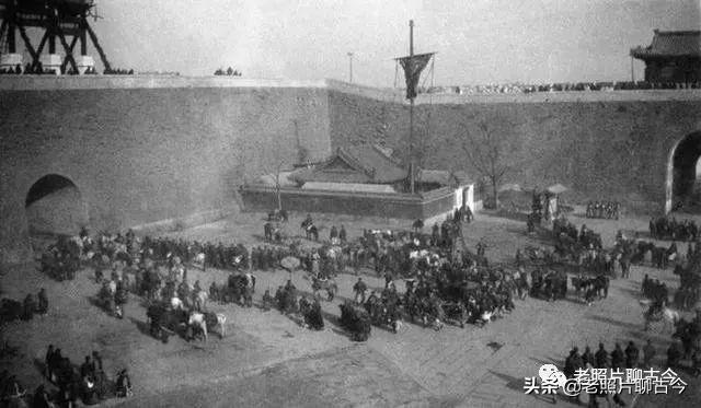 慈禧1902年西逃回京时的真实场景：场面混乱不堪，大臣痛哭跪迎