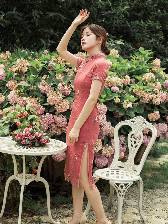 “仙女裙”过时了，今夏流行的是“旗袍裙”，娇俏减龄又显高