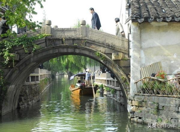 从王安忆的《小城之恋》看中国作家成名的捷径——猎奇现实主义