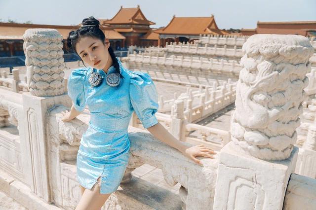 安悦溪演绎“国潮”新时尚，改良旗袍配哪吒头娇俏甜美，哪像31岁