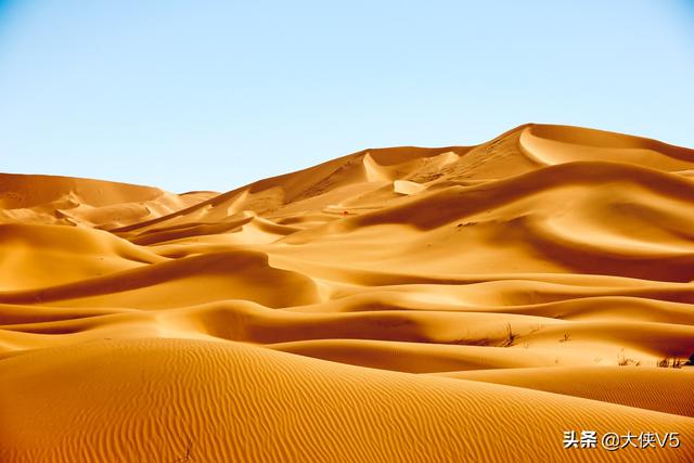 中国最美沙漠，内有140多个湖泊，享有“漠北江南”之美誉