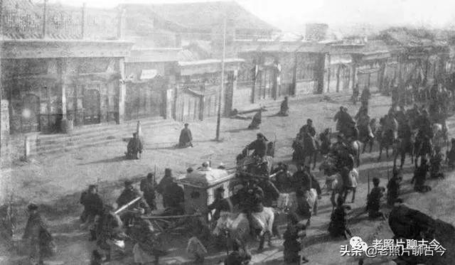 慈禧1902年西逃回京时的真实场景：场面混乱不堪，大臣痛哭跪迎