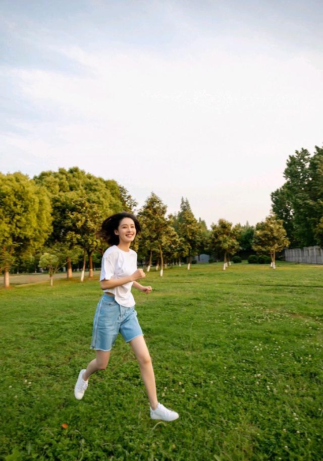 李沁就是一个穿搭高手，普通的白T也穿出高级感，夏天就该这样穿