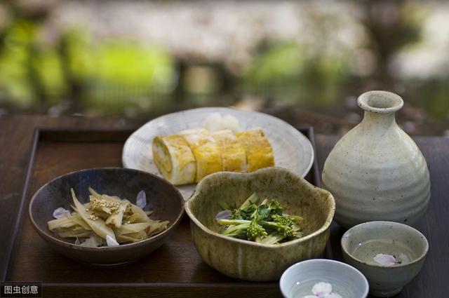 "事已至此，先吃饭吧"：日本文学中的食物与孤独