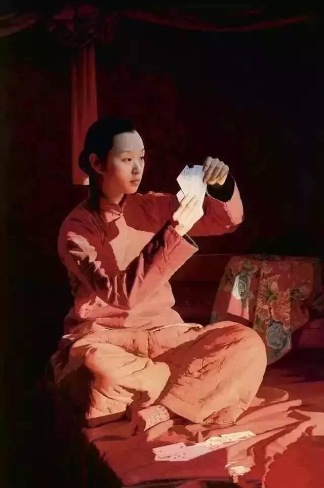 艺术大师王沂东油画中的乡村少女，具有一种含蓄而动人的内在美