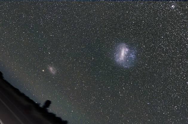 被二战隔离在天文台的巴德，发现了栖息在银河系里的两大星族