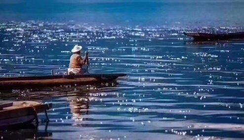 每年到了海藻花盛开的时候，就是泸沽湖最美的时间。