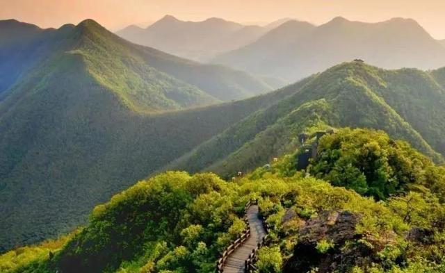 泡温泉、看萤火虫、坐小火车、划竹筏，这个小众旅游地不容错过