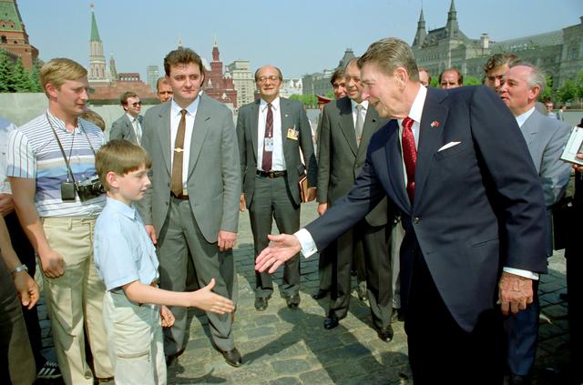 1984年，里根在西安拍了拍兵马俑，媒体报道：总统拍中国的马屁