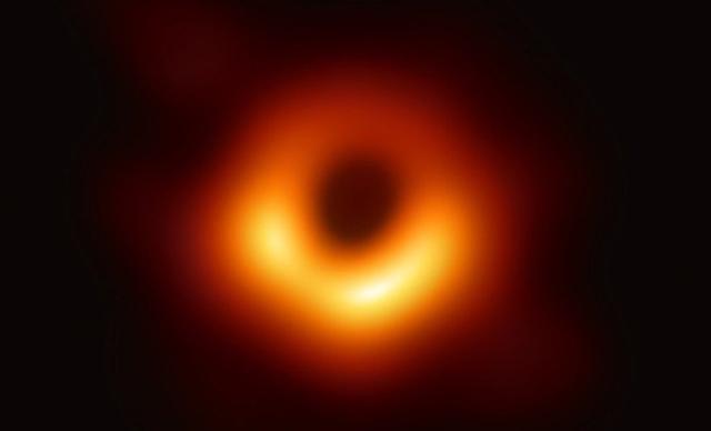 爱因斯坦为何拒绝黑洞，而物理学家为什么喜欢研究黑洞？