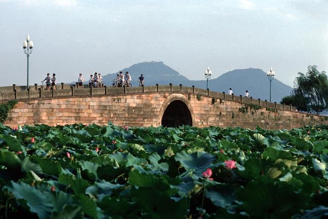 1981年的杭州老照片，那才是人间天堂
