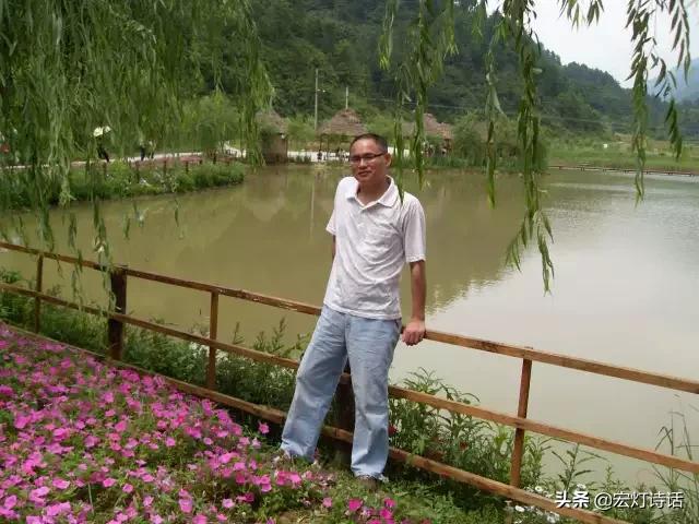 诗歌选读 | 重庆诗人胡云昌，有人从花苞里 淬取出一座孤独的城池
