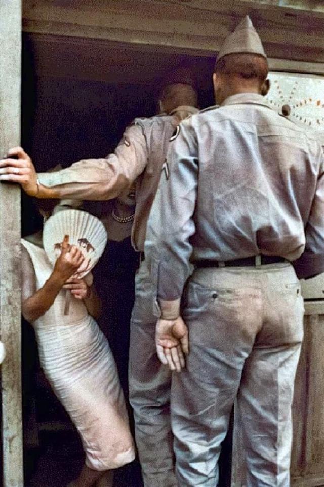 历史镜像：1960年代的韩国坡州，美军驻地外的妇女矮小而又臃肿