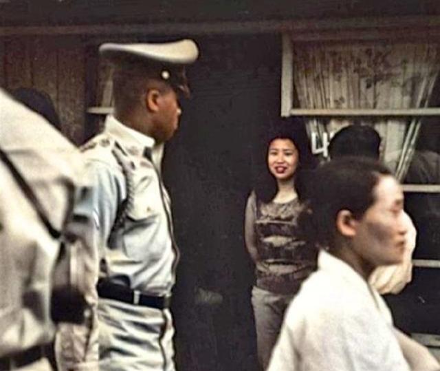 历史镜像：1960年代的韩国坡州，美军驻地外的妇女矮小而又臃肿