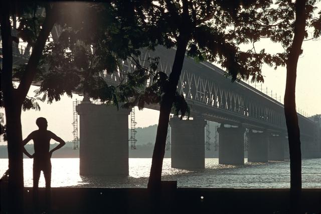 1981年的武汉老照片，美国摄影家比尔霍克的珍贵作品