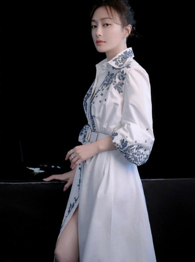 天生丽质的秦岚，穿青花刺绣连衣裙，完美演绎东方女子的优雅气质