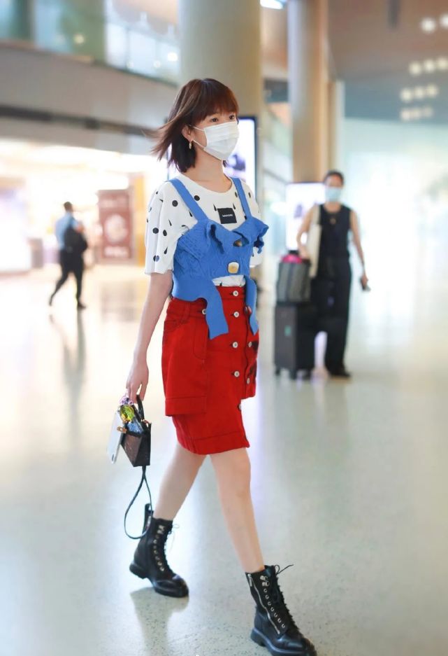 毛晓彤现身机场，一身“红蓝CP”造型可爱又俏皮，哪像33岁？