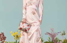 杨紫穿“睡裙”凹造型，绸缎面料太顺滑，小V领更有女人味