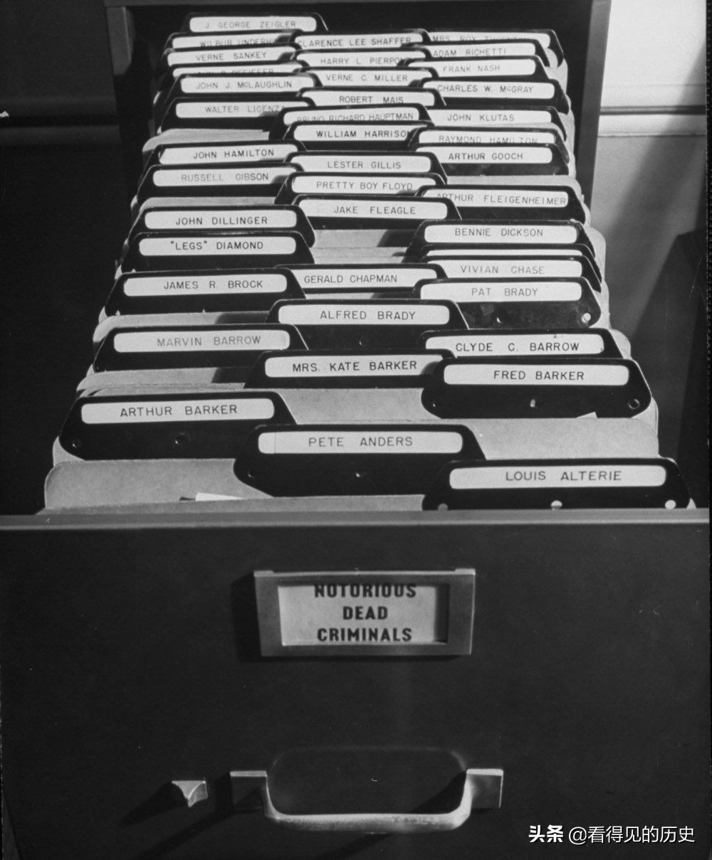 老照片  40年代美国FBI指纹库 很是壮观