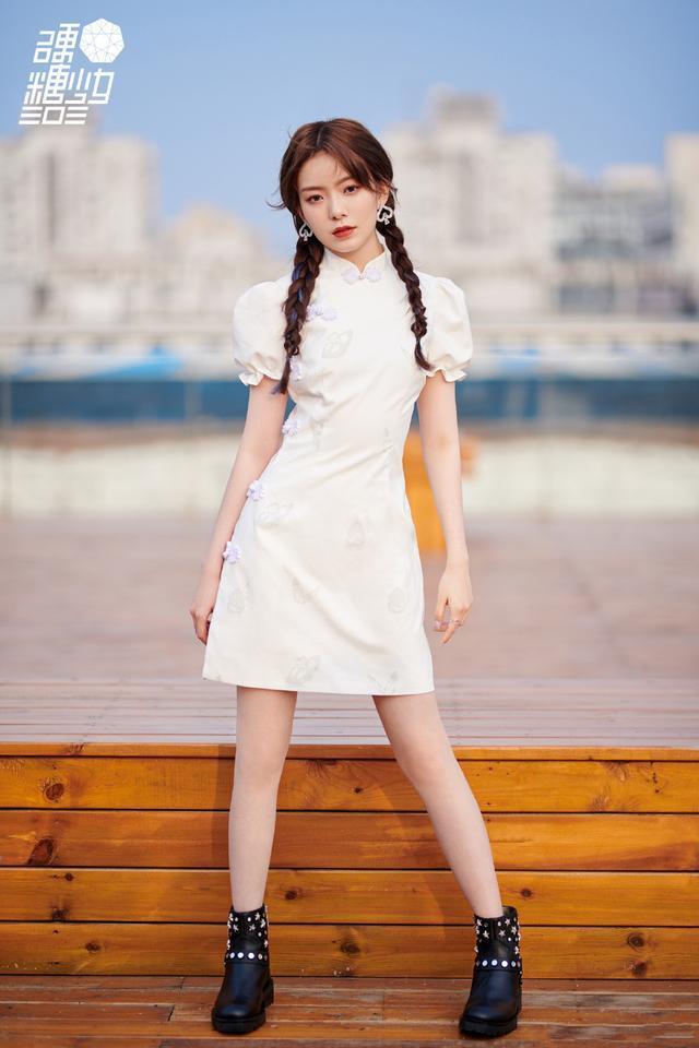 陈卓璇和郑乃馨同框比美，穿旗袍扎麻花辫，明艳娇俏却显腿短