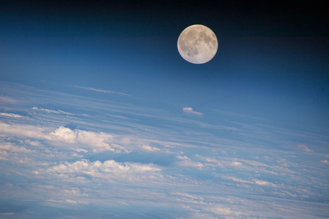 月球在生锈！科学家困惑不已：没水没氧气，它是如何生锈的？