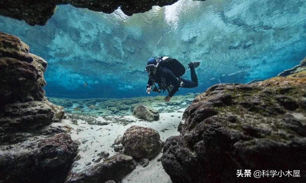 揭秘伯利兹大蓝洞，不仅是探险者的天堂，更是地质学上的奇迹