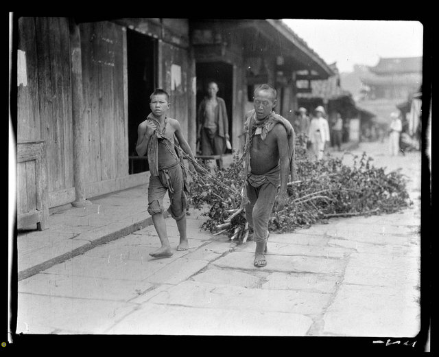 四川劳动人民写真：秤盐的棒棒，甲板上的船员，拉木枝的囚犯