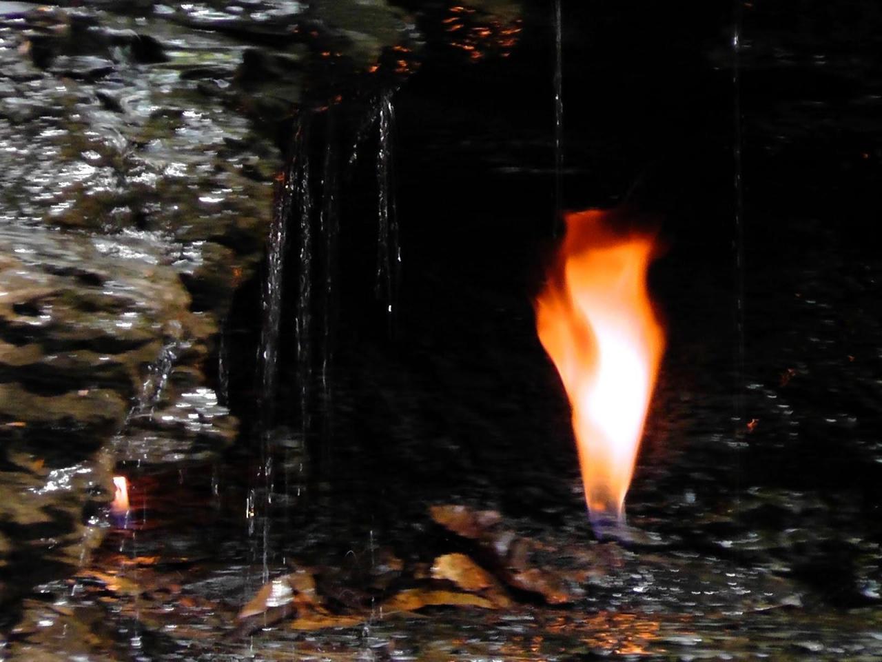 水火也可以相容！神秘之境永恒之火瀑布