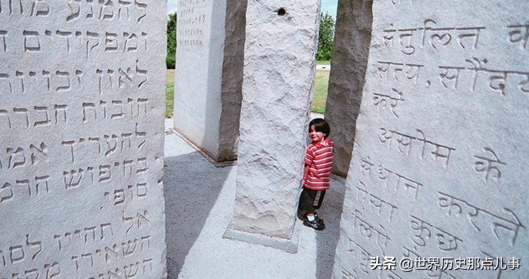 美国巨石阵：8国语言刻着10条警示恒文，中文在列，建造者成谜