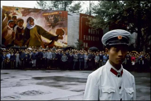 老照片：1973年的中国，彼时女孩流行大辫子