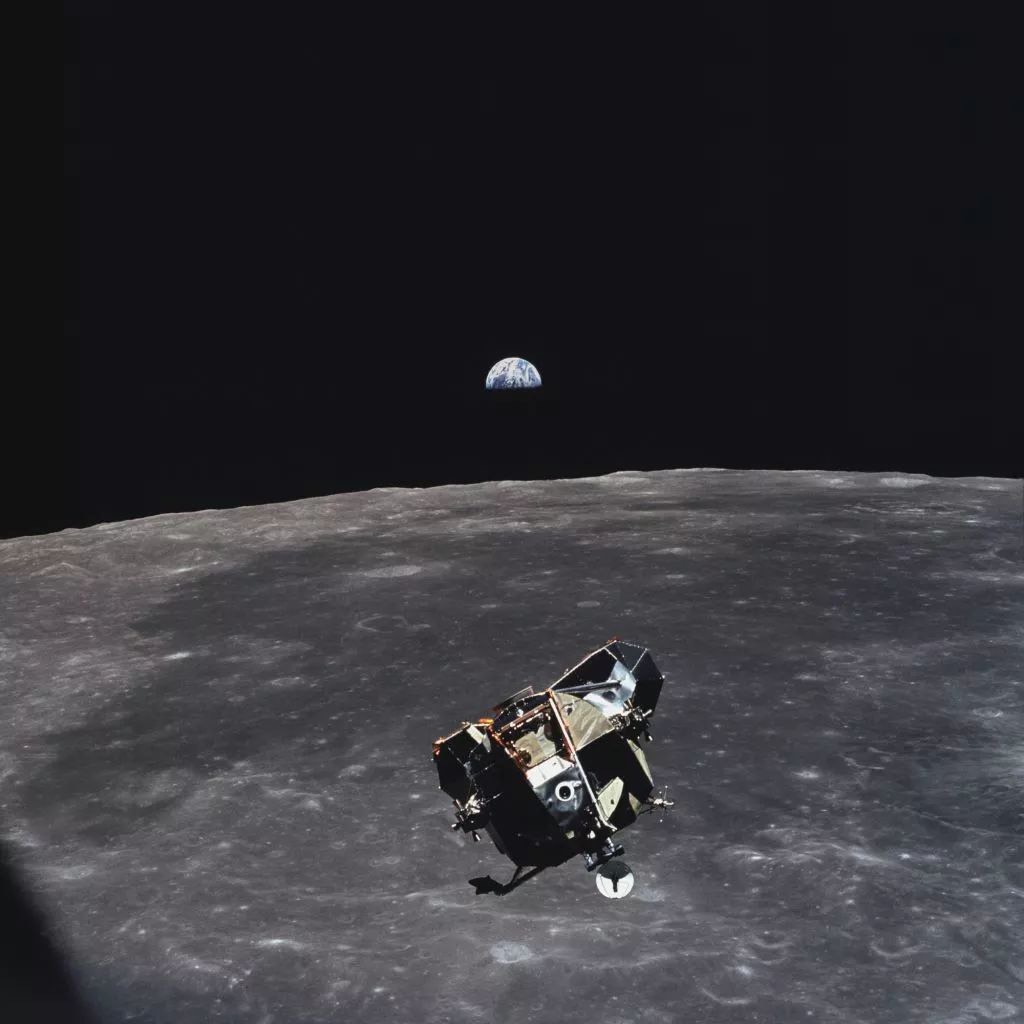 美国登月，月球上没有火箭发射基地，人是怎么回来的？