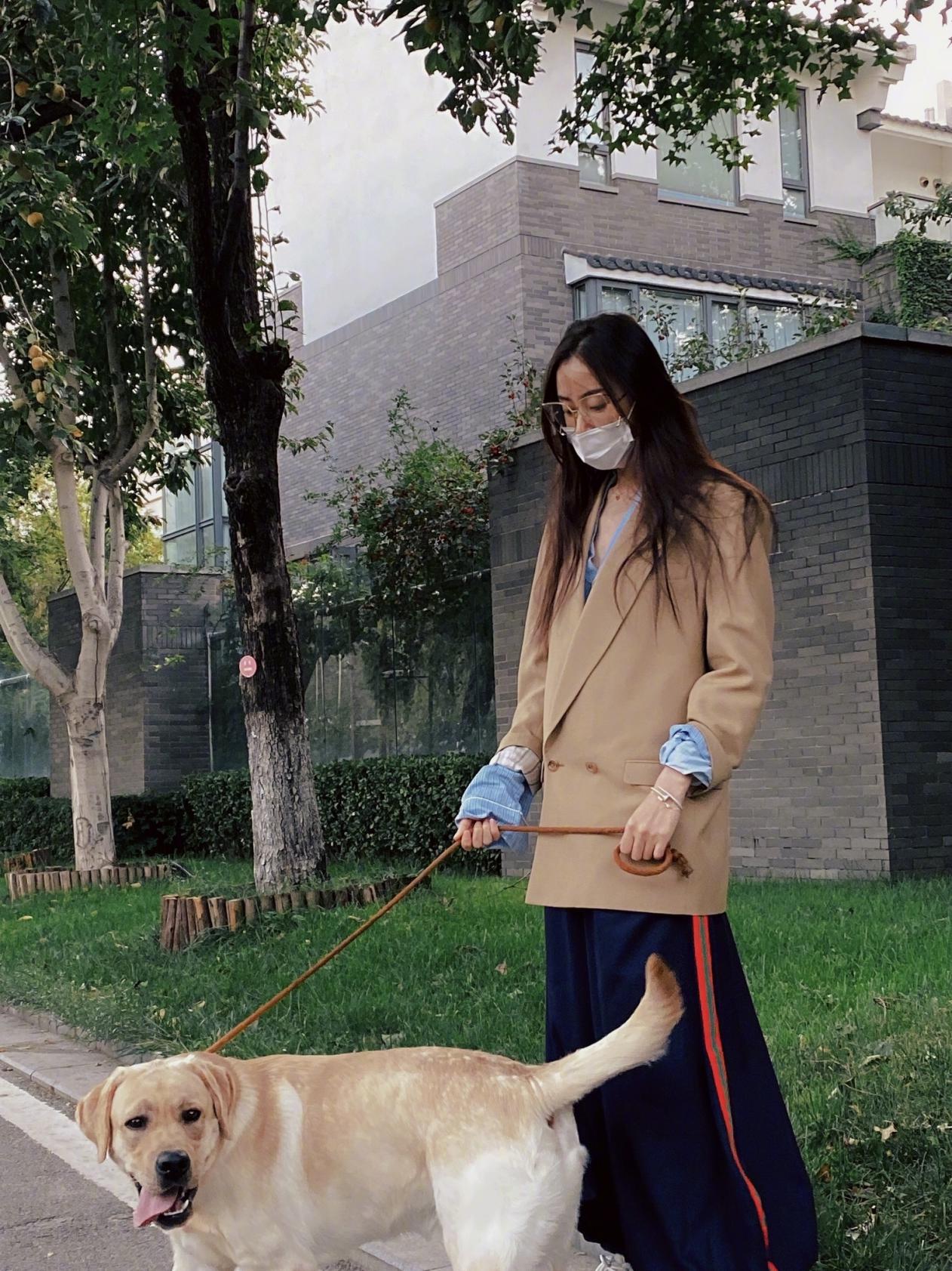 张天爱分享秋日最in穿搭！衬衫叠穿驼色西服，率性不失时尚感