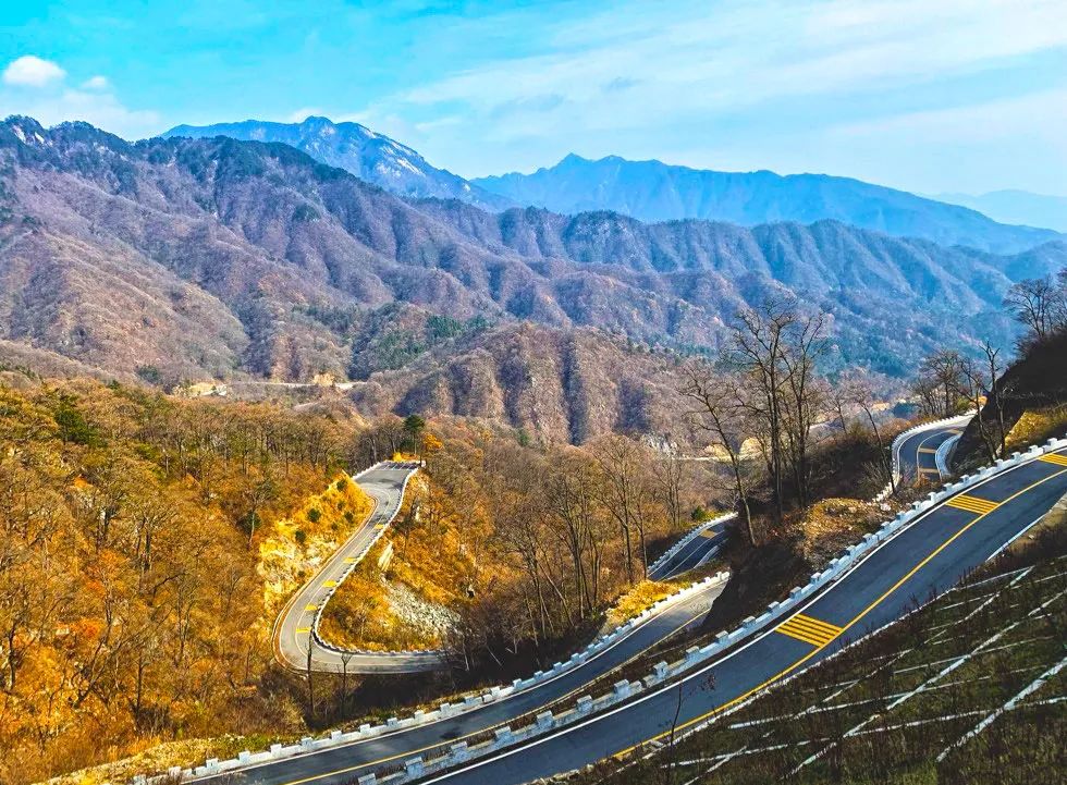 安徽藏着一条中国红岭公路，一路五彩斑斓，是色彩的天堂