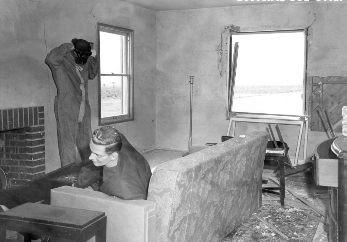 旧影拾记：1953年，美国用假人做原子弹试验，现场一片狼藉