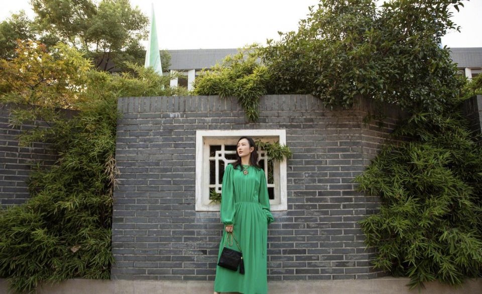 170王鸥这么穿气质真好，绿色连衣裙配透明拖鞋，美的高级优雅